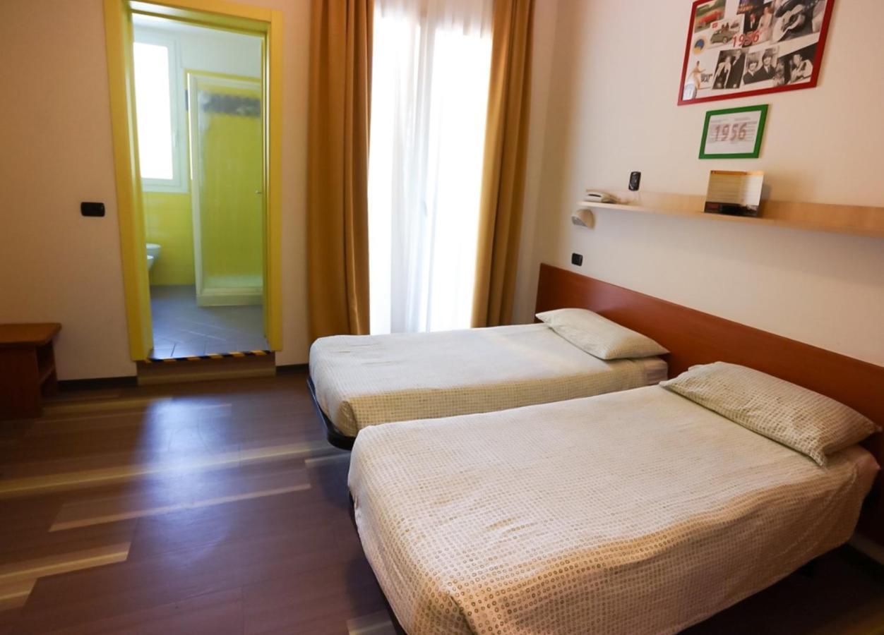Hotel Morfeo - Young People Hotels (Adults Only) Римини Экстерьер фото